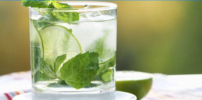 Mojito-Cocktail in einem Glas mit Limette und Minze