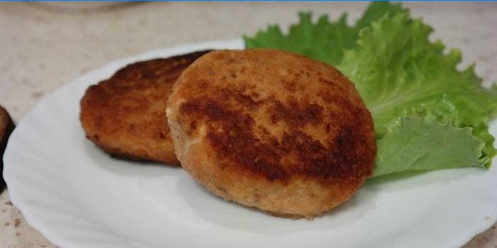 Zwei Schnitzel und ein Salatblatt