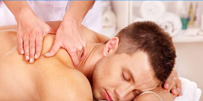 Ein Mann, der Rückenmassage macht