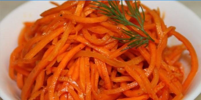 Koreanische Karotten mit Gewürzen