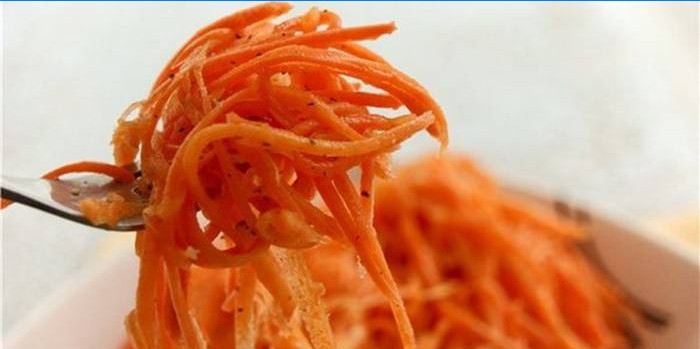 Koreanische würzige Karotte auf einer Gabel