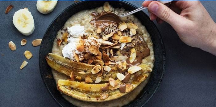 Haferflocken mit Banane und Nüssen