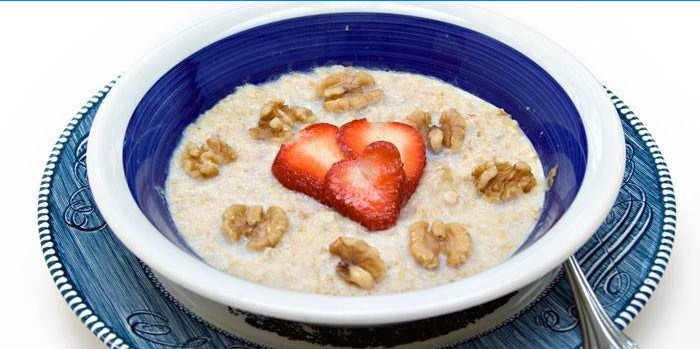 Milch Haferflocken mit Walnüssen und Erdbeeren