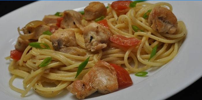 Spaghetti mit Tomaten und Hühnchenstücken