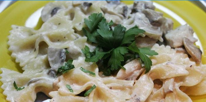 Farfalle mit Pilzen und Hühnchen in Sauce