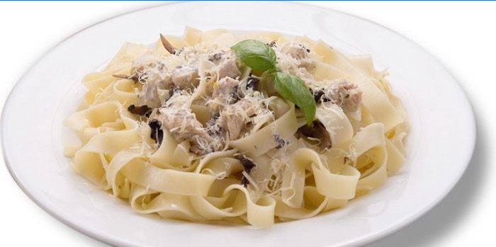 Pasta mit Champignons und Hühnerfleisch