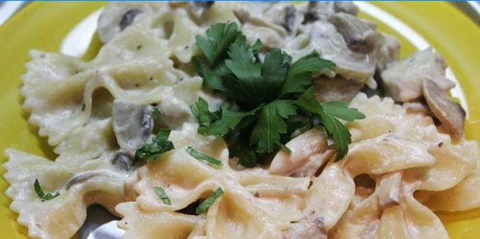 Farfalle mit Champignons und Hühnchen in cremiger Sauce