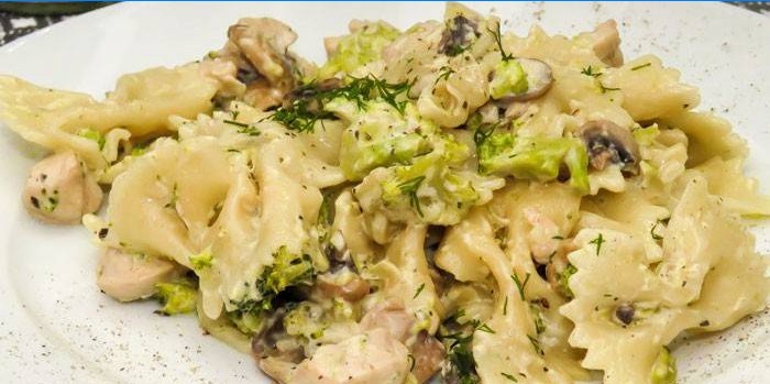 Farfalle mit Brokkoli und Hühnchen in cremiger Sauce