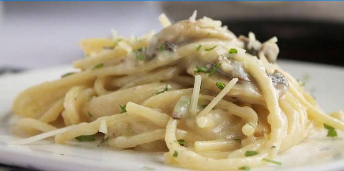 Hausgemachte Pasta mit Sahnesauce, Hühnchen und Pilzen