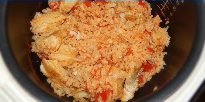 Pilaw mit Fisch und Tomaten in einem Slow Cooker