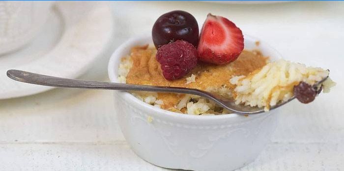 Reisdessert mit Beeren in der Form