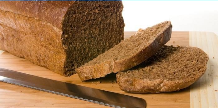 Fertiges hausgemachtes Roggenbrot mit Kümmel