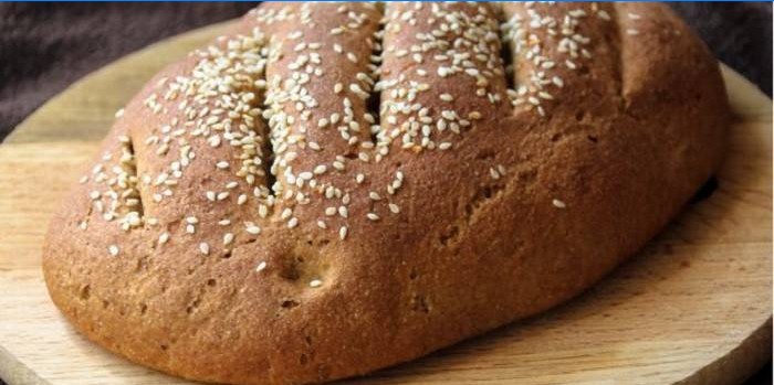 Laib hausgemachtes Roggenmehlbrot mit Sesam