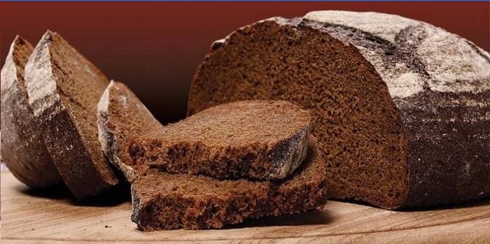 Fertiges hausgemachtes Schwarzbrot aus Puddingteig