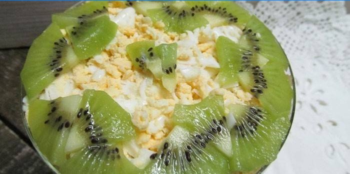 Salat mit Kiwi, gekochten Eiern und Äpfeln