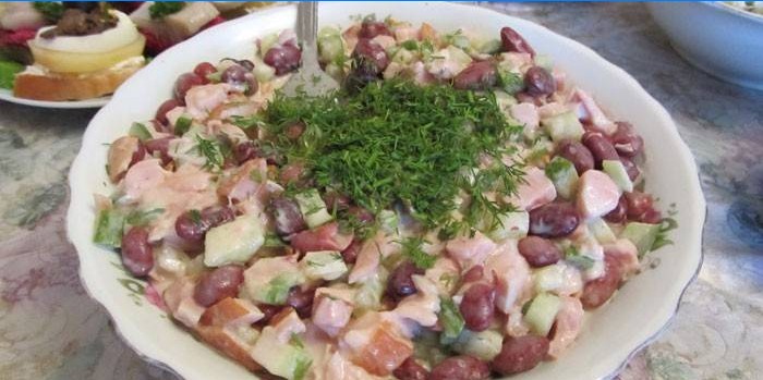 Geräucherter Hühnerfleischsalat mit roten Bohnen