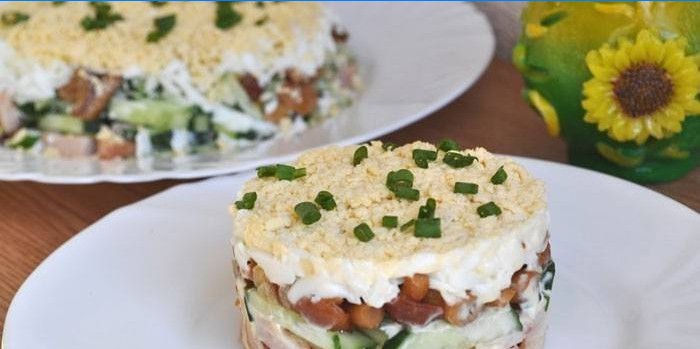 Puffsalat mit eingelegten Pilzen, geräuchertem Hähnchen und Gurken