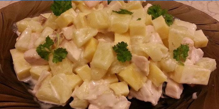 Geräucherter Hühnersalat mit Ananas auf einem Teller