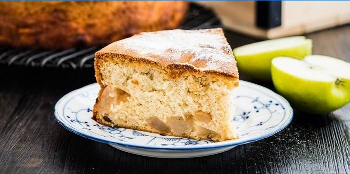 Ein Stück üppiger Apfelkuchen auf einem Teller