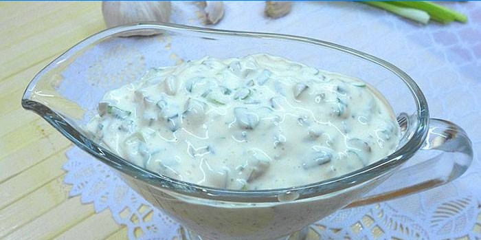 Tartarsauce auf Mayonnaise-Basis in einem Soßenboot