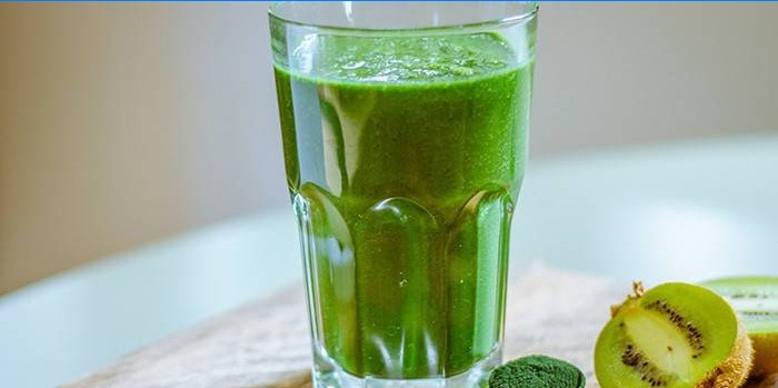 Glas mit Spirulina-Lösung