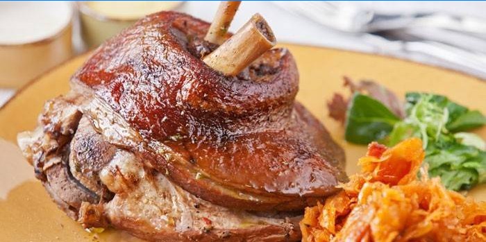 Gebackener Schweinshaxe mit Beilage