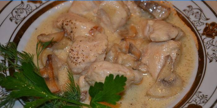 Geschmortes Hähnchen mit Pilzen in Sauerrahmsauce