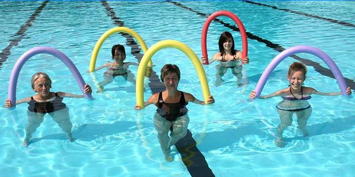 Fünf Frauen mit Nudeln im Pool