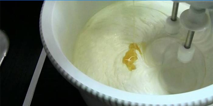 Die Einführung von Gelatine beim Schlagsahne mit einem Mixer