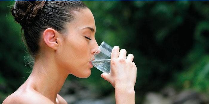 Mädchen trinkt Wasser