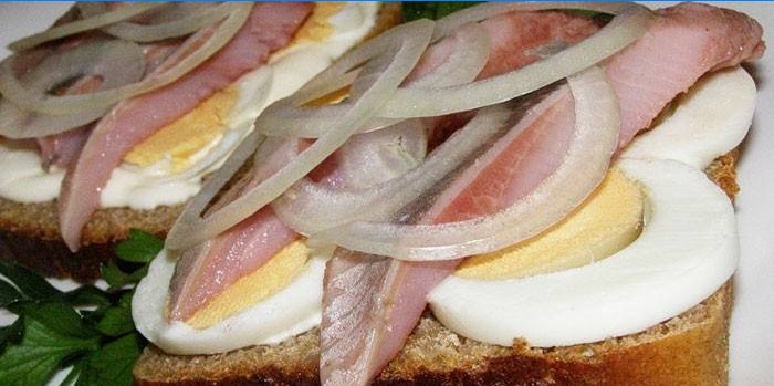 Sandwiches mit Hering und Ei