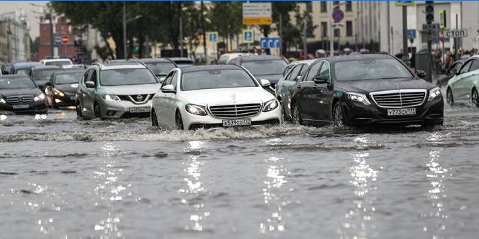 Autos im Wasser auf der Straße