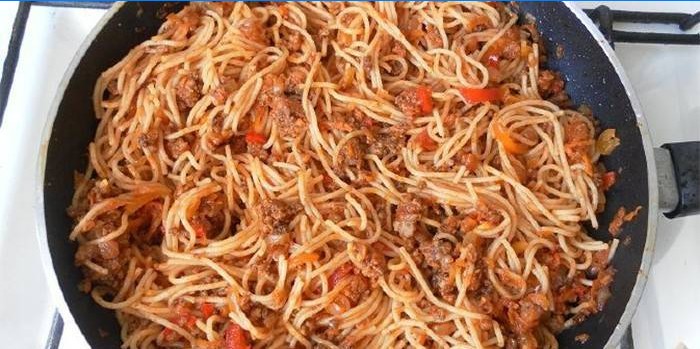 Vermicelli Spinnennetz mit Tomaten und Hackfleisch