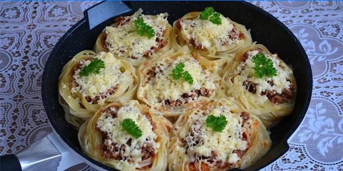 Tagliatelle mit Fleisch und Käse