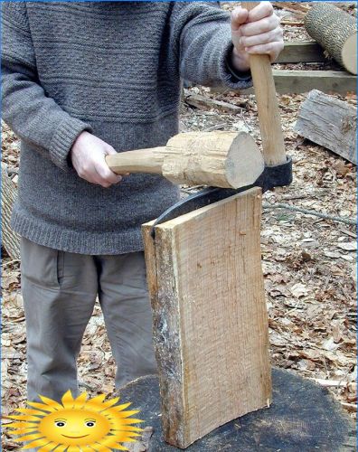 Handgemachte Schindeln durch Spalten