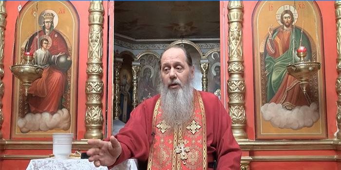 Orthodoxer Priester im Tempel