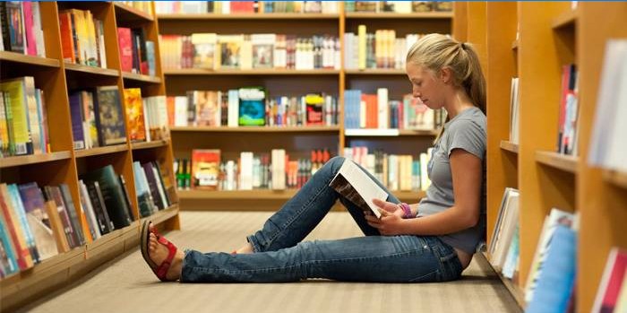 Mädchen in der Bibliothek