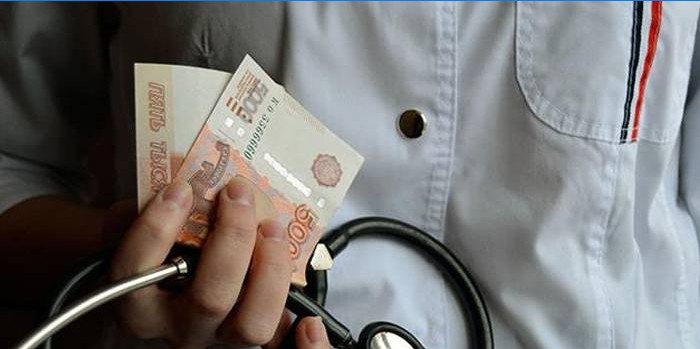 Geld in den Händen eines Gesundheitspersonals