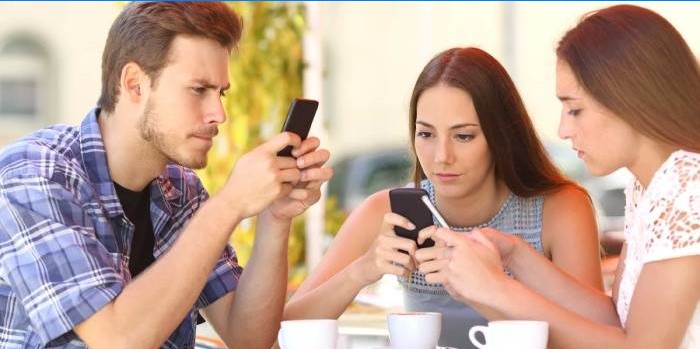 Junge Leute mit Smartphones in der Hand