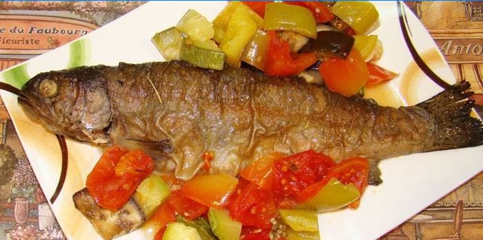 Roter Fisch mit Gemüse