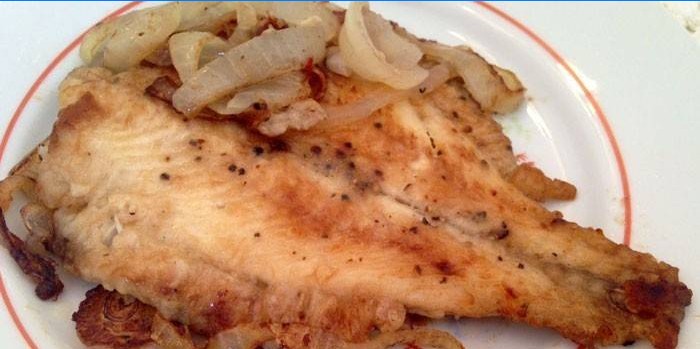 Fisch mit Zwiebeln