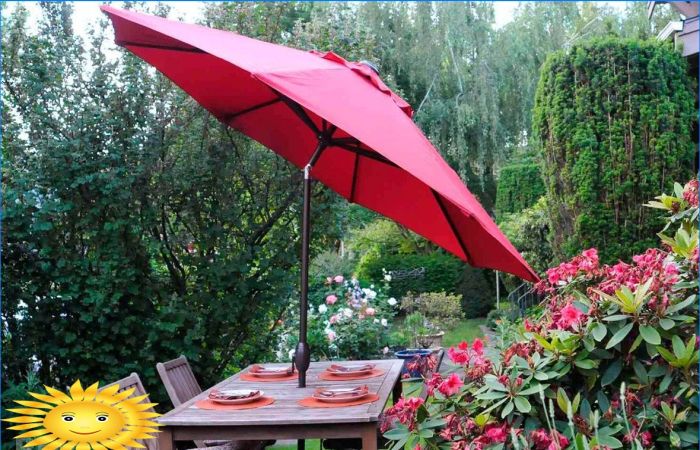 Patio mit Sonnenschirmen: Foto-Zusammenstellung