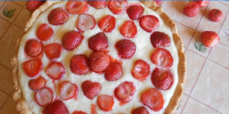 Puddingkuchen mit Erdbeeren