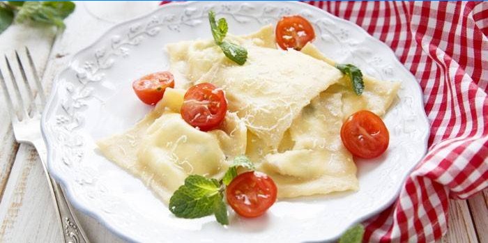 Italienische Knödel mit rotem Fisch