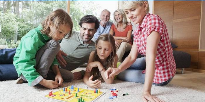 Familie spielt ein Spiel