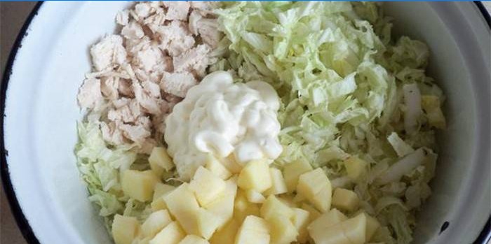 Zutaten und Mayonnaise in einer Schüssel