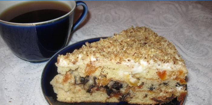 Kuchen mit Pflaumen und getrockneten Aprikosen