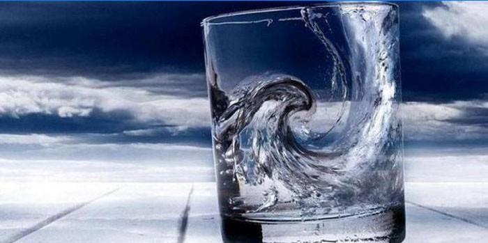 Wasser in ein Glas