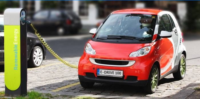 Elektroauto an einer Tankstelle