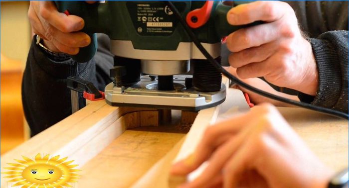 Arbeiten mit einem manuellen Fräser für Holz